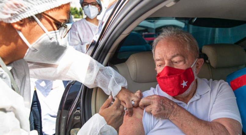 Lula sendo imunizado contra a covid-19 em S&atilde;o Paulo
