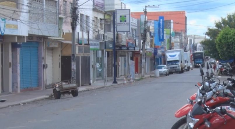As ruas do Centro de Afogados da Ingazeira, no Sert&atilde;o do Paje&uacute;, ficaram vazias nesta quarta (24)