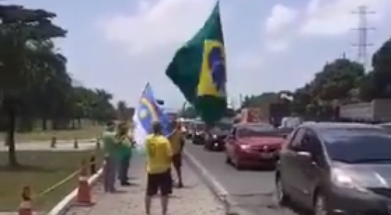 Manifestantes se re&uacute;nem na BR-232, no bairro do Curado, na Zona Oeste do Recife, para pedir interve&ccedil;&atilde;o militar