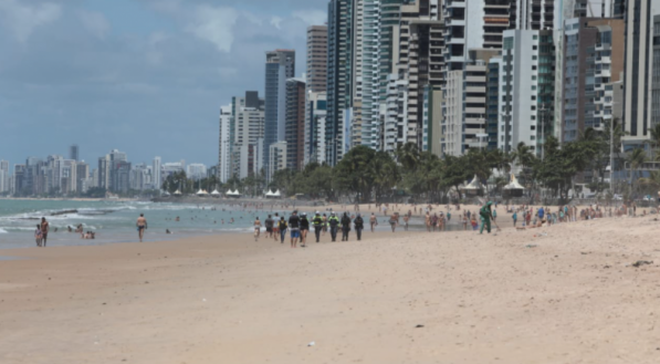 Praia de Boa Viagem na Sexta-feira da Paix&atilde;o de 2021