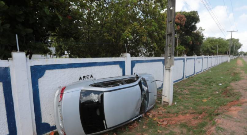 Carro se chocou contra o muro da Escola de Aprendizes-Marinheiros, em Olinda