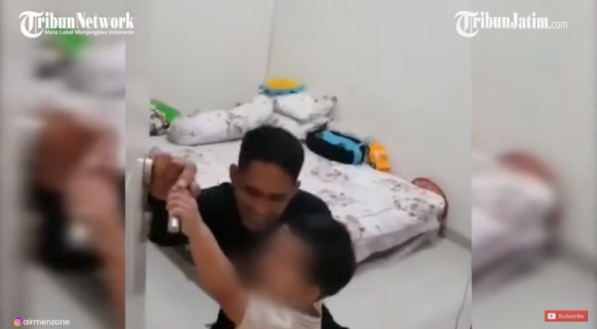 Vídeo mostra filho de tripulante de submarino que naufragou tentando impedir pai de ir ao trabalho