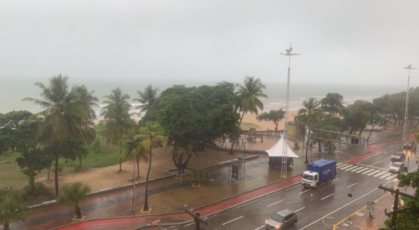 Temporal na praia do Pina