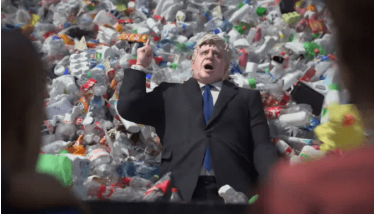 Greenpeace soterra Boris Johnson em lixo plástico para denunciar política de reciclagem britânica