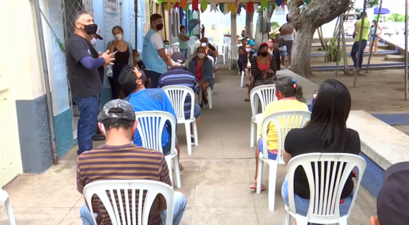 Pessoas aguardando vacina&ccedil;&atilde;o em Alagoinha