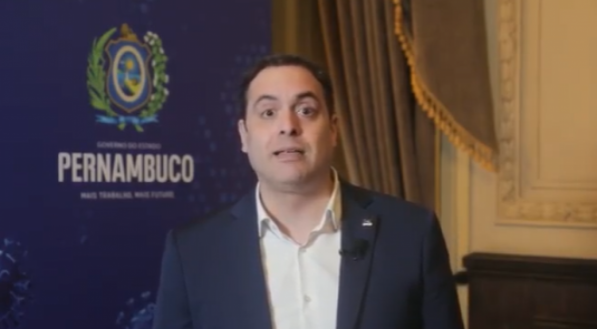 Paulo C&acirc;mara, governador de Pernambuco, nas redes sociais