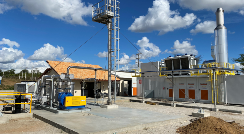 Localizada no aterro sanitário de Caruaru, a usina transforma o resíduo orgânico em biogás, que produz energia para atender as 1.100 unidades da Vivo em Pernambuco