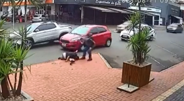 Circuito de segurança flagra homem doando muletas novas para morador de rua com deficiência física; veja o momento