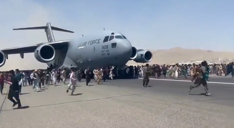 Pessoas caem de avião ao tentarem fugir do Afeganistão após Talibã tomar o  poder