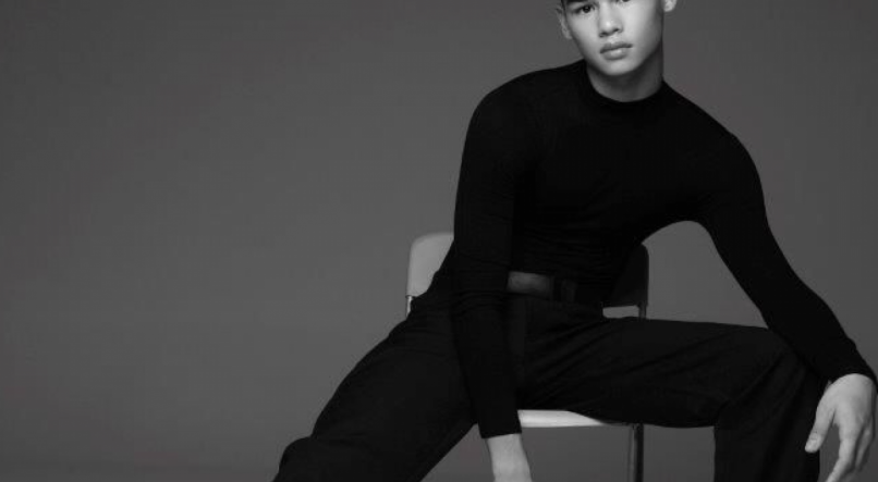 O jovem Mu Teh Lim, 20 anos, desponta como modelo de destaque internacional, estampando publicações europeias e campanhas de moda e beleza