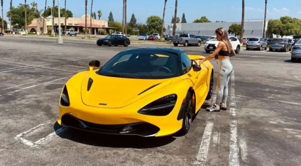 Skatista Let&iacute;cia Bufoni e seu McLaren 720S
