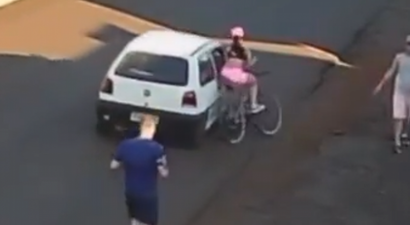 A ciclista chegou a cair da bicicleta depois que o homem passou a m&atilde;o no corpo dela
