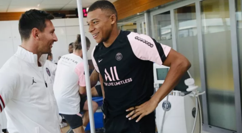 Messi e Mbapp&eacute; s&atilde;o companheiros de equipe do PSG.