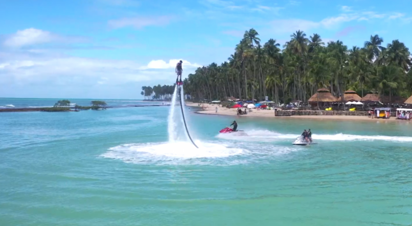 Flyboard na Praia dos Carneiros, em Tamandar&eacute;