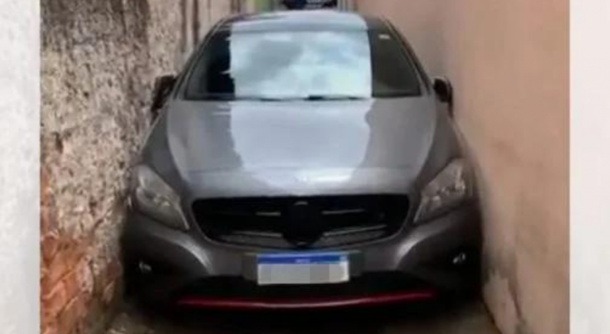 Passando aperto: carro fica preso em viela estreita e vídeo viraliza