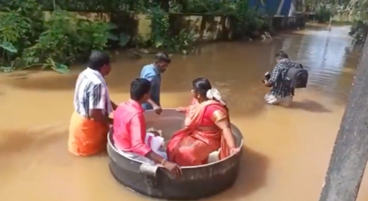 Casal chega flutuando em panela ao próprio casamento por causa enchente; veja vídeo