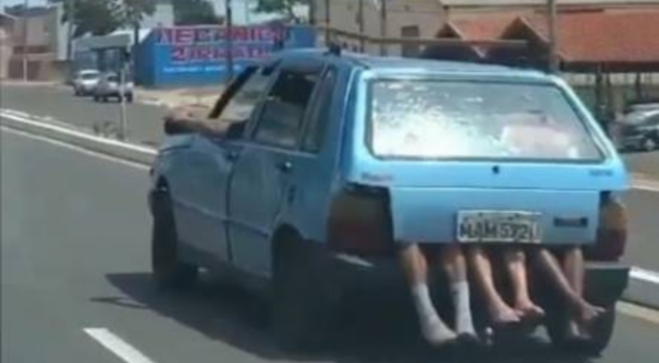 VÍDEO: Professor leva alunos carentes pendurados no próprio carro