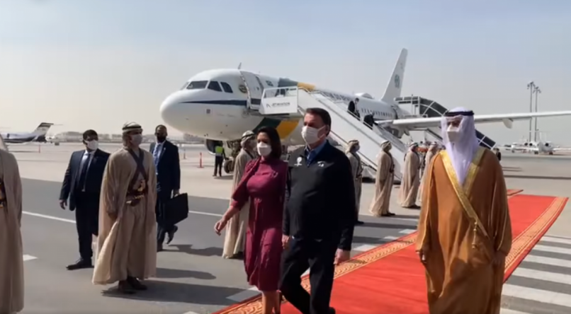 Michelle e Jair Bolsonaro chegando em Dubai