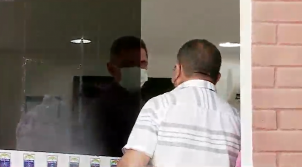Vídeo: equipe da TV Jornal é hostilizada e expulsa da Delegacia do Espinheiro, na Zona Oeste do Recife