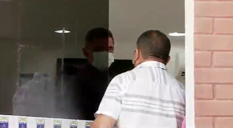 Policiais Civis impedem equipe de reportagem de realizar v&iacute;deo ao vivo em frente a delegacia do Espinheiro.