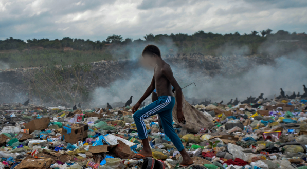 Jovem andando sobre o lix&atilde;o de Maranh&atilde;o