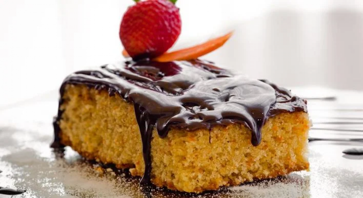 Bolo de cenoura com cobertura de brigadeiro, ganache ou chocolate