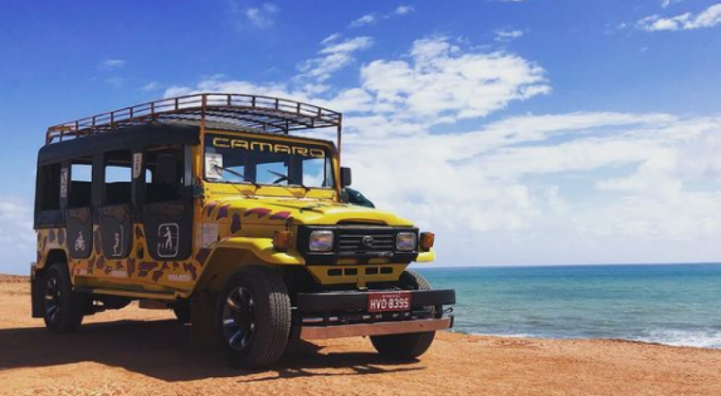 O Camaro Amarelo faz sucesso na Praia da Pipa pegando carona no sucesso da m&uacute;sica sertaneja.