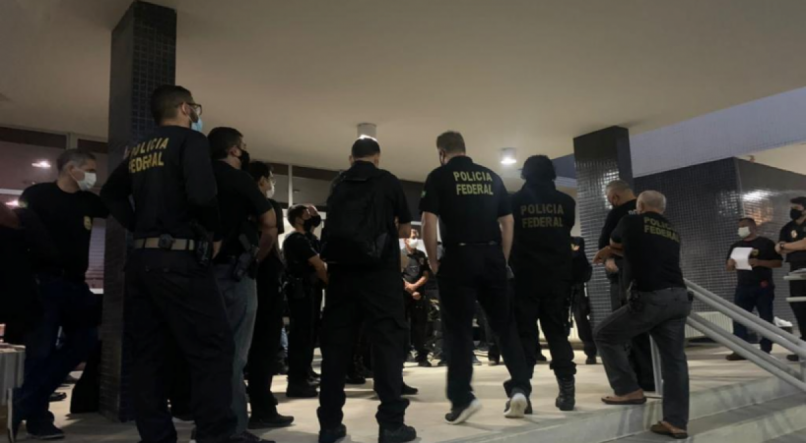 Policiais federais reunidos no in&iacute;cio da manh&atilde; para cumprir os mandados na opera&ccedil;&atilde;o Colosseum, que tem Ciro Gomes e Cid Gomes como alvos