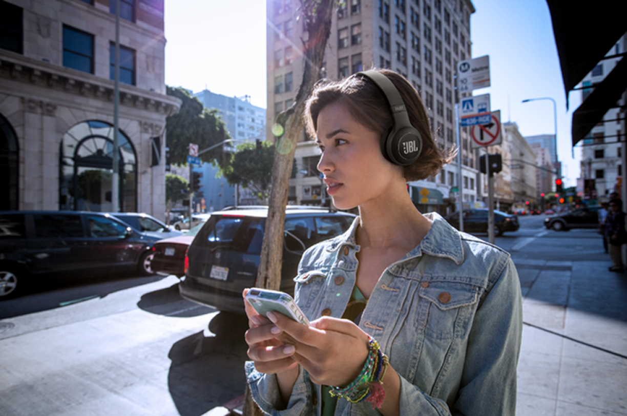 JBL: fones de ouvido e caixas de som com desconto na Amazon