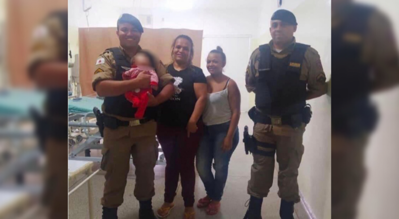 Policiais, bebê salvo e mãe aliviada após engasgo durante a amamentação