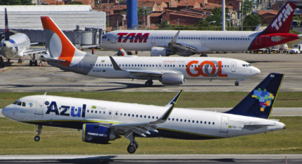 Companhias aéreas pedem autorização a Anac para voar com menos comissários 