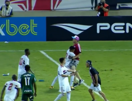 Jogadores do São Paulo tentam conter torcedor tricolor que invadiu gramado com faca para atacar jogador do Palmeiras