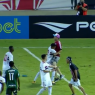 Jogadores do São Paulo tentam conter torcedor tricolor que invadiu gramado com faca para atacar jogador do Palmeiras
