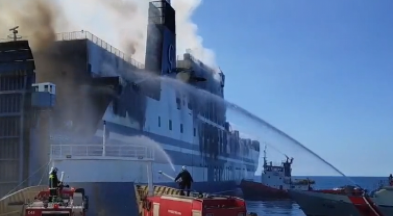Equipe de resgate pagou o fogo e atuou no resgate dos tripulantes.