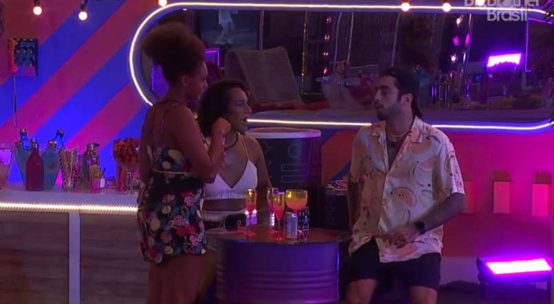 Pedro, Jessi e Lina conversam sobre Top 10 durante festa do líder.