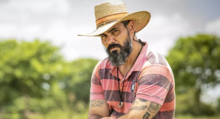 Ator Juliano Cazarré interpreta o personagem Alcides, em Pantanal