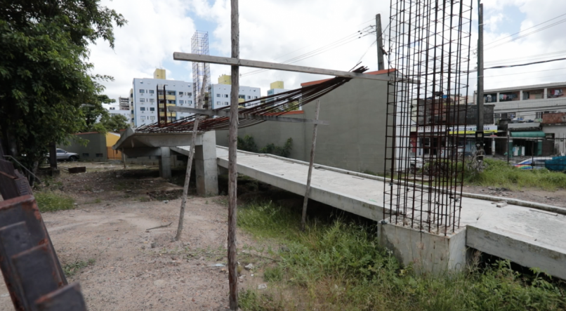 Projeto original previa rampas, escadas e trecho principal de passagem; mas teve as obras suspensas