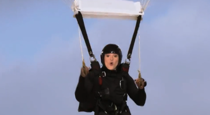 Ana Clara "salta de paraquedas" na estreia de 'No limite - A Eliminação'
