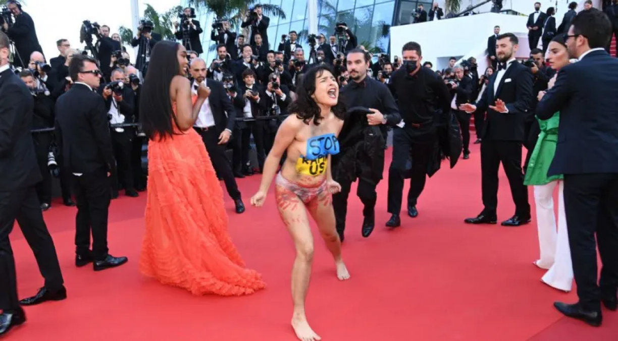 VÍDEO: Ativista seminua invade tapete vermelho em Festival de Cannes