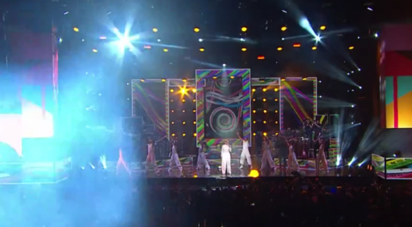Ivete Sangalo se emociona com público cantando parabéns no show em Juazeiro