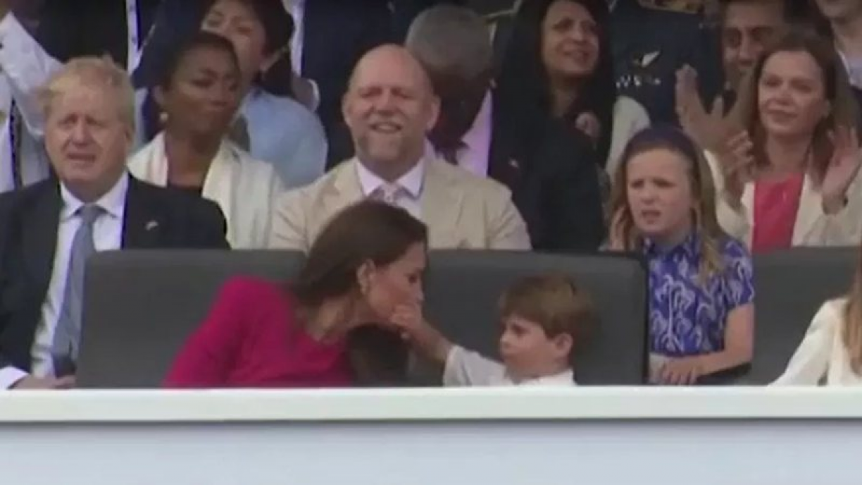 Filho da princesa Kate Middleton 'bate' no rosto da mãe em público; assista