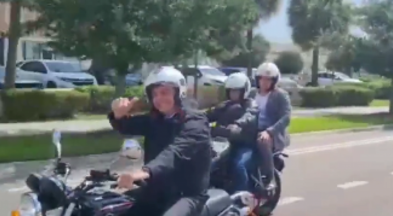 Bolsonaro em motociata em Orlando