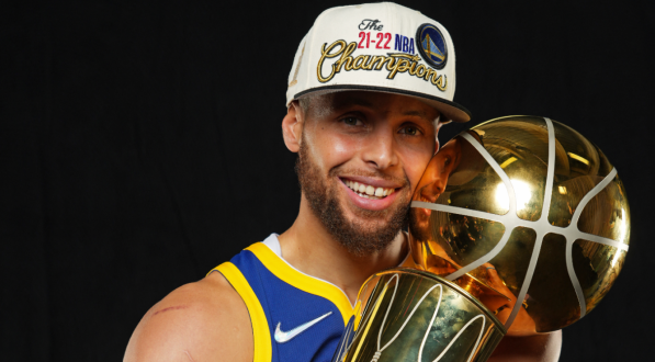 Stephen Curry com o troféu de campeão da NBA 2021/2022 