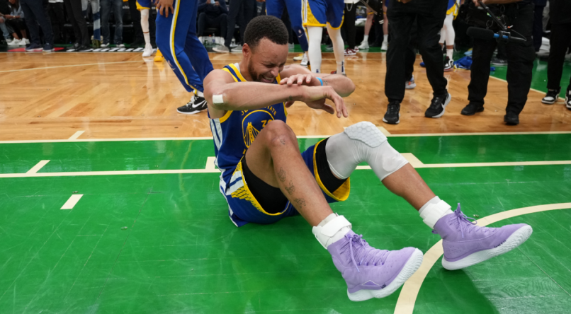 Stephen Curry chora após o fim do jogo 6 das finais da NBA de 2022