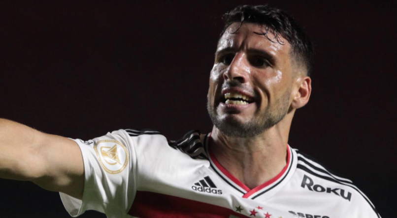 Calleri foi a refer&ecirc;ncia do S&atilde;o Paulo no ataque diante da LDU em decis&atilde;o pela Sul-Americana