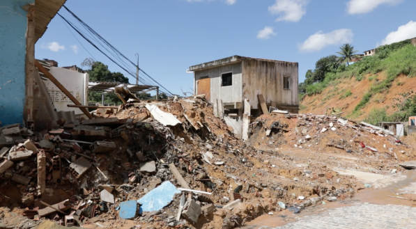 Jardim Monte Verde, na divisa entre Jaboatão dos Guararapes e Recife, segue repleto de escombros da tragédia