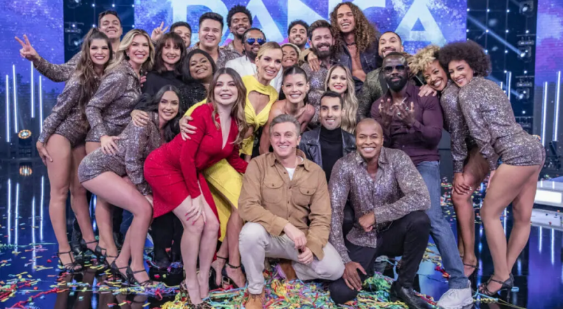 Participantes da Dança dos Famosos 2022 com Luciano Huck, apresentador da atração