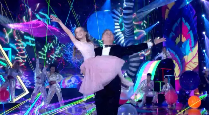 Luciano Huck e sua filha Eva dançando na final do Dança dos Famosos