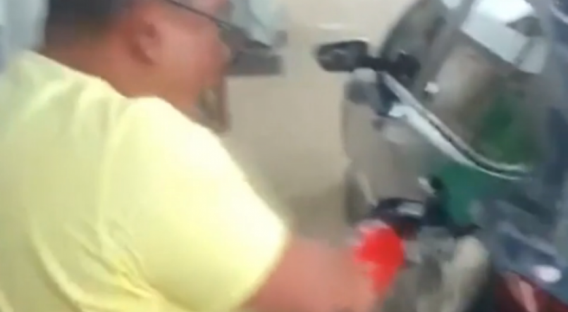 Homem 'dá banho' de gasolina em carro em posto de combustível