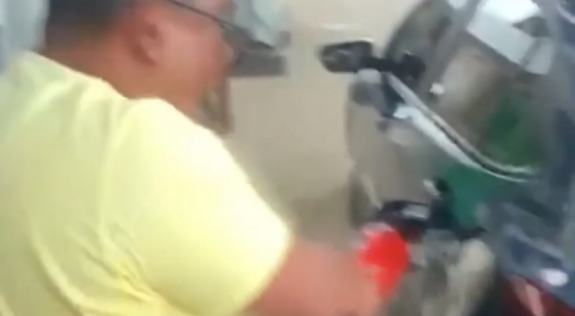 Garoto é flagrado baforando gasolina em secadora de lavanderia - Fotos - R7  Hora 7